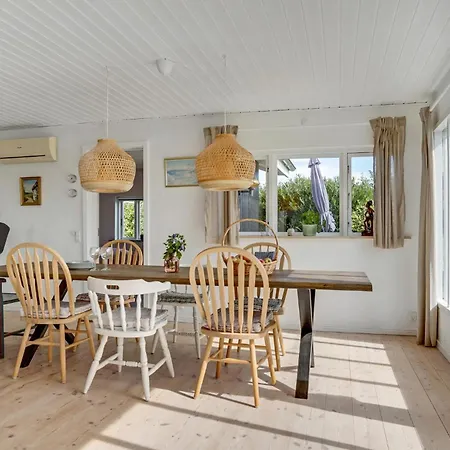 Ferienhaus Stunning In With Kitchen *
